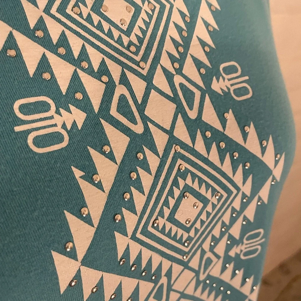 Pink Cattlelac aqua scoop neck top with white tribal print & silver studs, sz L - Picture 3 of 4
